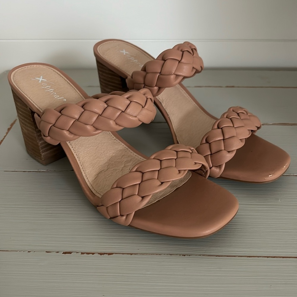 Braided strap sandals in taupe color. Size 8.5 but run small (more like 7.5-8)
